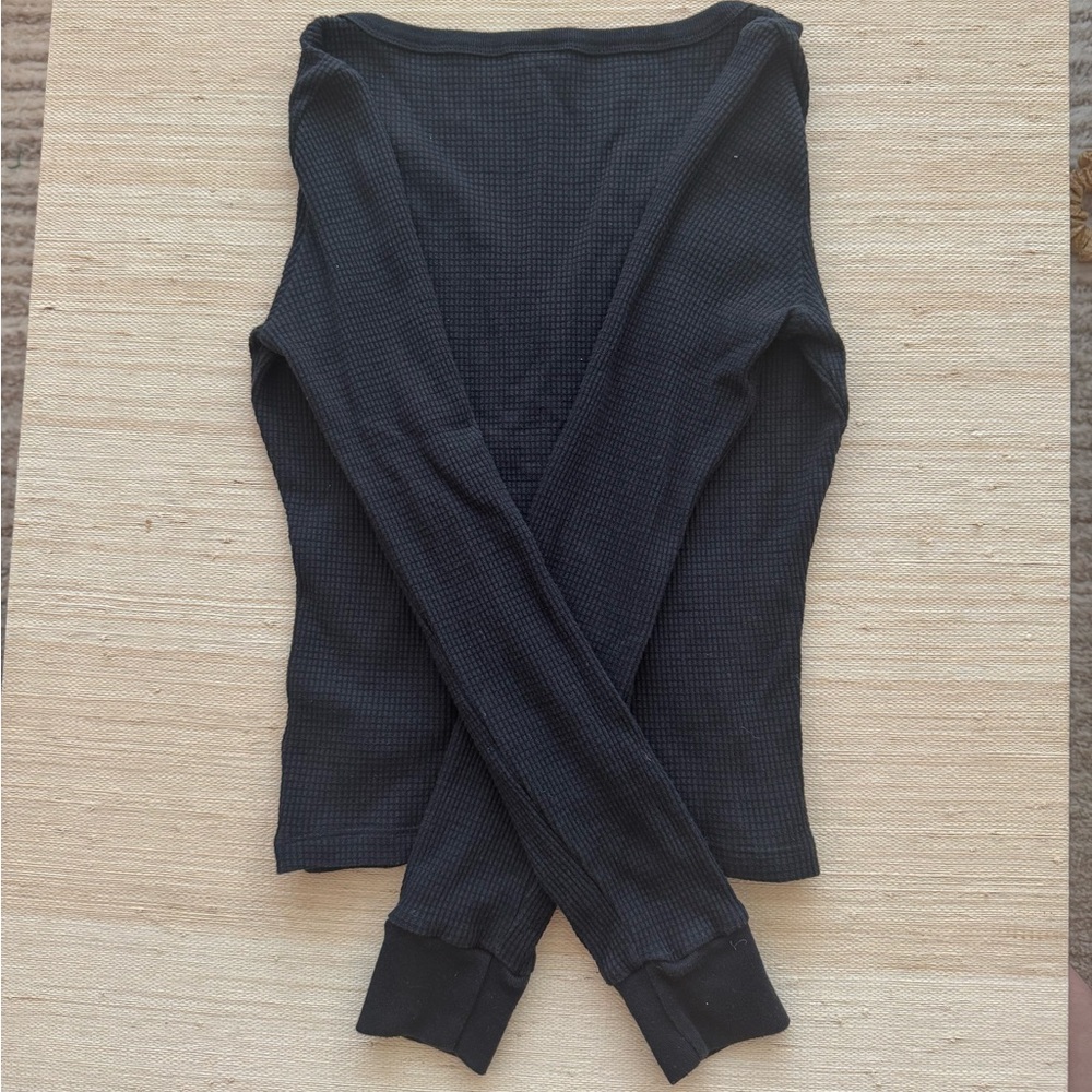 Aritzia TNA Waffle Henley. Black Size Small. Great Condition V Neck. - Picture 3 of 3